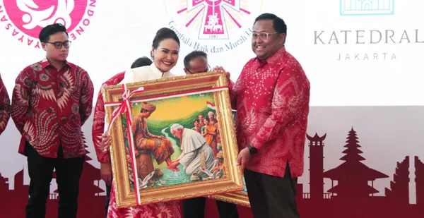 Penyerahan Lukisan Paus dalam acara Bakti Indonesia 2024