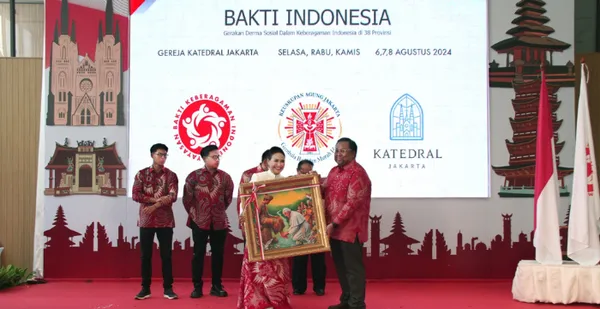 Penyerahan Lukisan Paus dalam acara Bakti Indonesia 2024