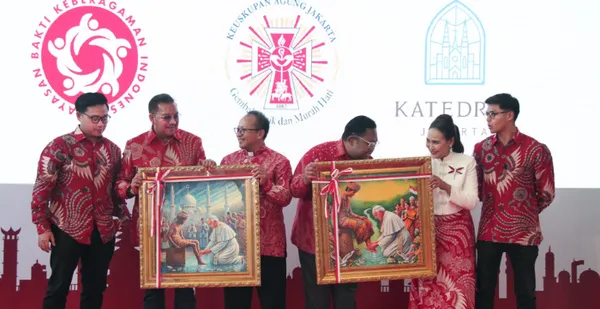 Penyerahan Lukisan Paus dalam acara Bakti Indonesia 2024