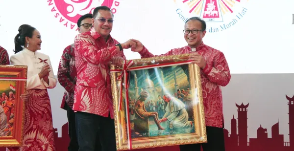 Penyerahan Lukisan Paus dalam acara Bakti Indonesia 2024