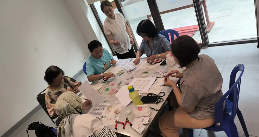 Pengembangkan Kreativitas Umat Melalui Pelatihan Beads: Sinergi antara Seni dan Peluang Ekonomi
