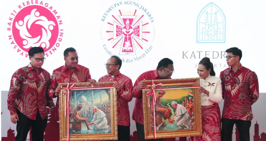 Penyerahan Lukisan Paus dalam acara Bakti Indonesia 2024