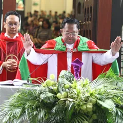 Misa Minggu Palma : Memeluk Salib dan Bersama Kristus memancarkan Terang Kasih Tuhan